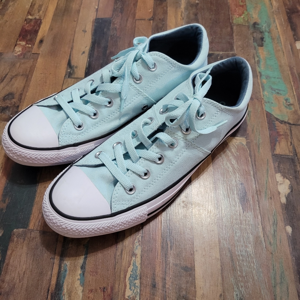 Converse All Stars Low Top Shoes -Size 10 LIKE NEW